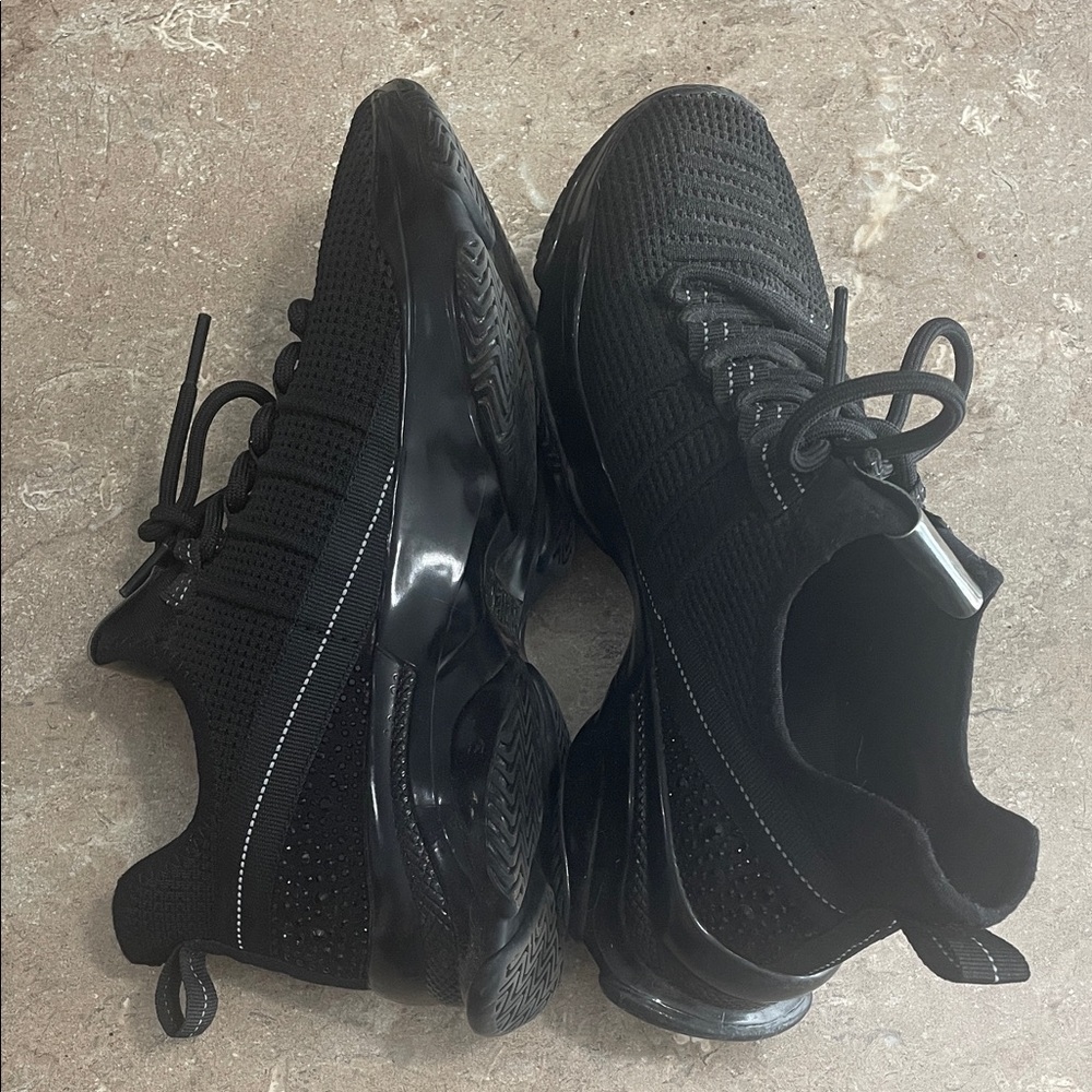 Women’s fashion sneakers size 8